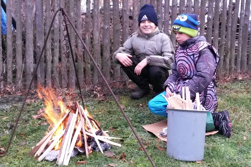 Děti vaří guláš....